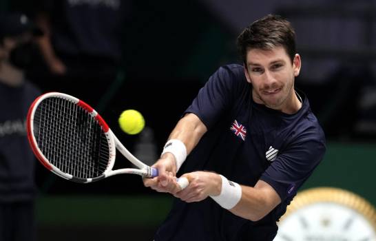 El colombiano Daniel Elahi Galán regresa un tiro del estadounidense John Isner en duelo en sencillos de la Davis Cup en el Pala Alpitour de Turín, Italia, el domingo 28 de noviembre de 2021. (AP FOTO/ANTONIO CALANNI)