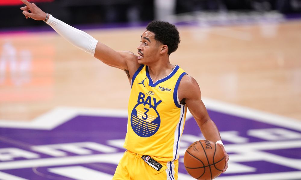 Foto de archivo / Jordan Poole de los Warriors de Golden State, reacciona después de que su compañero Chris Chiozza anotara contra los Raptors de Toronto, durante la segunda mitad del juego de la NBA, en San Francisco, el domingo 21 de noviembre de 2021.