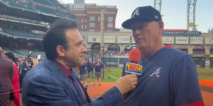 Neftalí Medina, dialogó con el feliz manager de los Bravos de Atlanta, Brian Snitker, previo a la victoria que le dio la Serie Mundial.