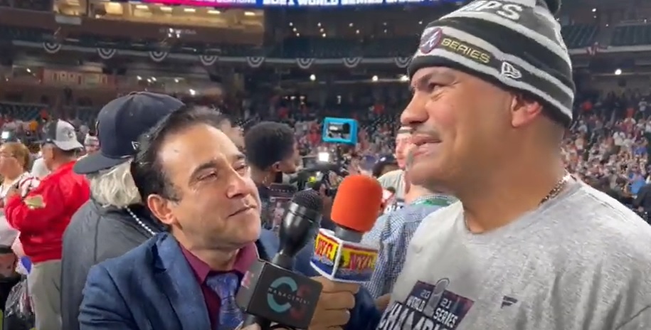 Neftalí Medina dialogó con Eddie Pérez en el terreno de juego.
