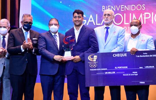 Robert Pigozzi recibe galardón Atleta del Año.