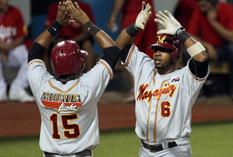 28-diciembre-2011 - Caguas, Puerto Rico.  Juego de beisbol entre los Criollos de Caguas y los Indios de Mayaguez.  En la foto Ruben Gotay #6 de los Indios es felicitado por Irving Falu tras conectar un cuadrangular.
(Primera Hora / Juan Luis Martinez)