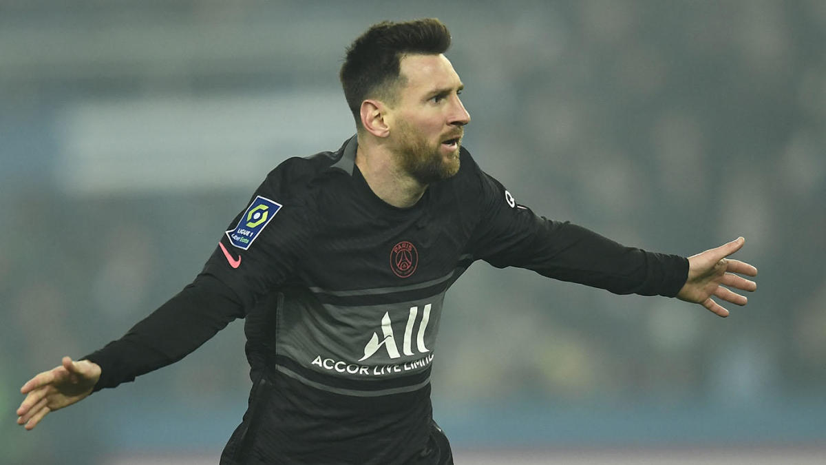 PARIS, FRANCE - NOVEMBER 20:Leo Messi of PSG rounds the bend during the Ligue 1 Uber Eats match between Paris Saint Germain and FC Nantes at Parc des Princes on November 20, 2021 in Paris, France. (Photo by Jose Breton/Pics Action/NurPhoto via Getty Images)
