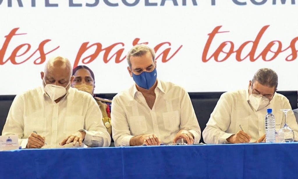 Encabezado por el presidente de la Luis Abinader, y los Ministros Roberto Furcal, (Educación) y Francisco Camacho, (Deortes), firman el acuerdo del proyecto Indómita RD.