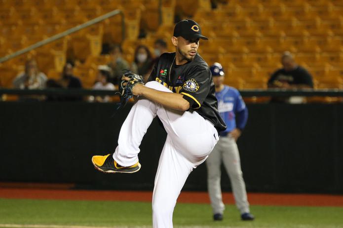 Freddie Cabrera lanzó seis entradas y un tercio en el triunfo de los Gigantes de Carolina el viernes ante los Cangrejeros de Santurce. (Suministrada / LBPRC)