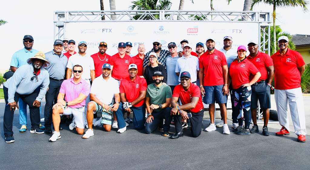 Los capitanes de golf famosos toman una foto de grupo antes del inicio de la escopeta en el campo de golf Rookery at Marco (Marco Island, FL).