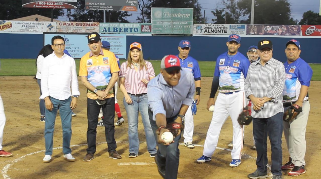 El senador Carlos Gómez hizo el lanzamiento de la primera bola.