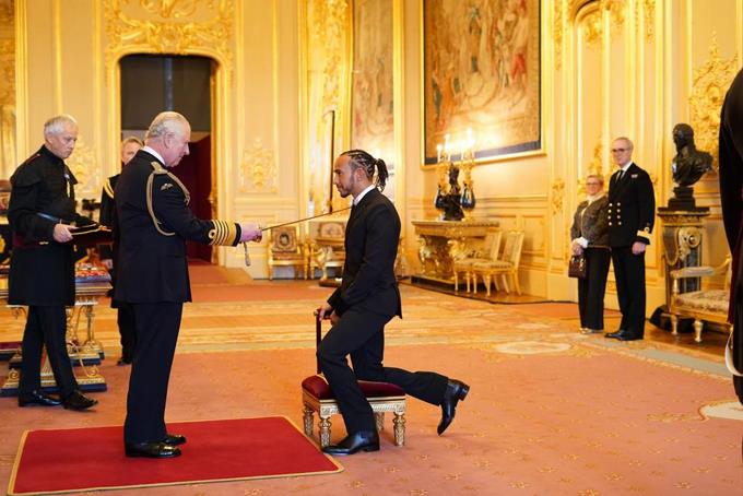 Lewis Hamilton recibe el título de caballero por el Príncipe Carlos en el castillo de Windsor, el miércoles 15 de diciembre de 2021.