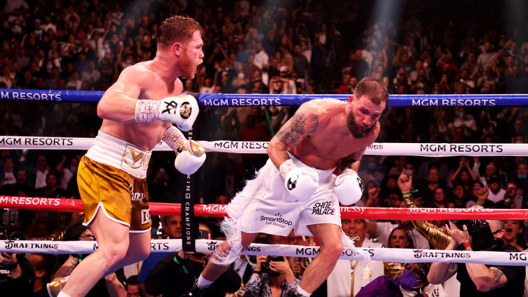 "Canelo" Álvarez viene de derrotar a Caleb Plant por la unificación de las 168 libras / Al Bello/GettyImages