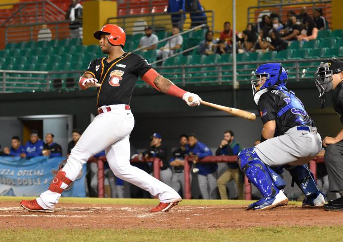 Nelson Velázquez, de los Criollos, observa la trayectoria de un batazo durante el encuentro del jueves ante Santurce en el Pedro Montañez de Cayey. (Suministrada / Criollos de Caguas)
