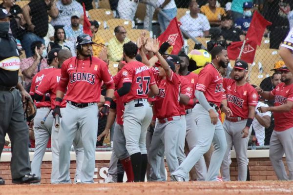 Jugadores de los Leones celebran el triunfo.