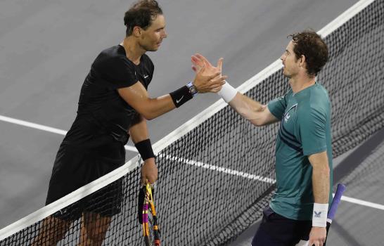 Rafael Nadal (izquierda) de España reacciona después de perder contra Andy Murray de Gran Bretaña durante su partido de semifinales en el Campeonato Mundial de Tenis de Mubadala en el Centro Internacional de Tenis, Zayed Sports City en Abu Dhabi, Emiratos Árabes Unidos el 17 de diciembre de 2021. (EFE / Ali Haider)