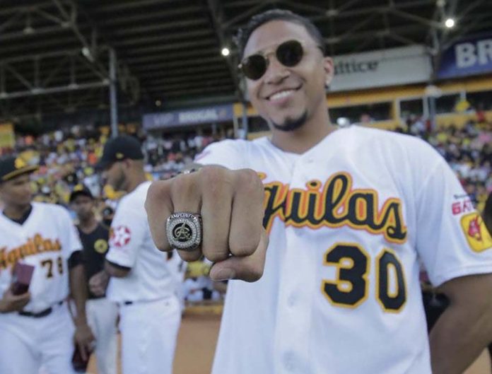 Johan Camargo, exhibe su anillo de campeón de la temporada de la temporada 2017 - 2018.
