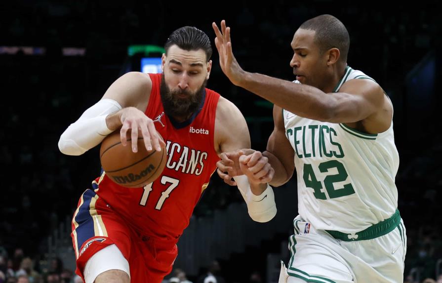 El centro de los New Orleans Pelicans, Jonas Valanciunas (17), conduce contra el centro de los Boston Celtics, Al Horford (42), durante la primera mitad de un partido de baloncesto de la NBA, el lunes 17 de enero de 2022 en Boston. (AP/Mary Schwalm)