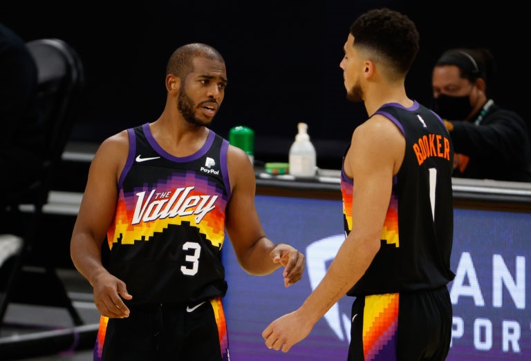 Foto de archivo / Chris Paul junto a Devin Booker, jugadores elites de los Suns de Phoenix.
