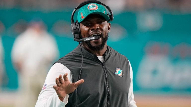 El entrenador de los Dolphins de Miami Brian Flores dirige durante el partido contra los Patriots de Nueva Inglaterra, el pasado domingo.