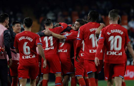 El delantero del Espanyol Javi Puado (c) celebra con sus compañeros tras marcar el 1-2 durante el encuentro de la LaLiga Santander disputado este viernes en el estadio de Mestalla, en Valencia.