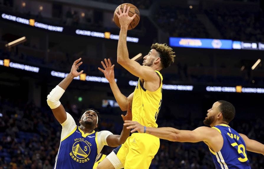 El dominicano Chris Duarte se destacó por los Pacers con 27 puntos, en el partido que su equipo venció a los Warriros en la jornada del 20 de enero de la NBA. (AP/JED JACOBSOHN)