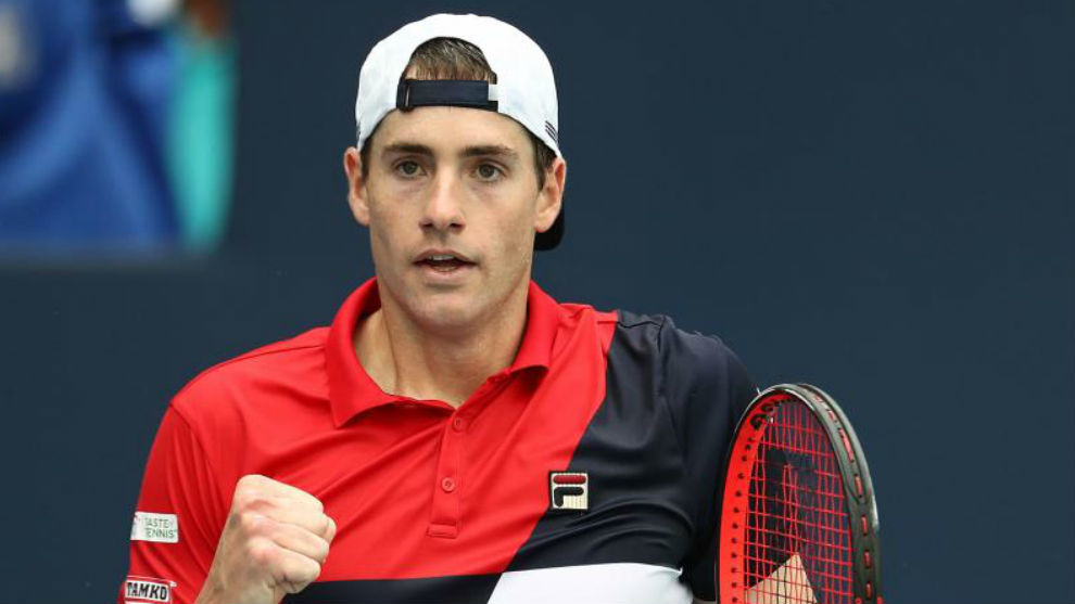 El estadounidense John Isner prepara un servicio ante el canadiense Brayden Schnur en duelo de la Copa ATP en Sydney, el domingo 2 de enero de 2022. (AP Foto/Rick Rycroft)