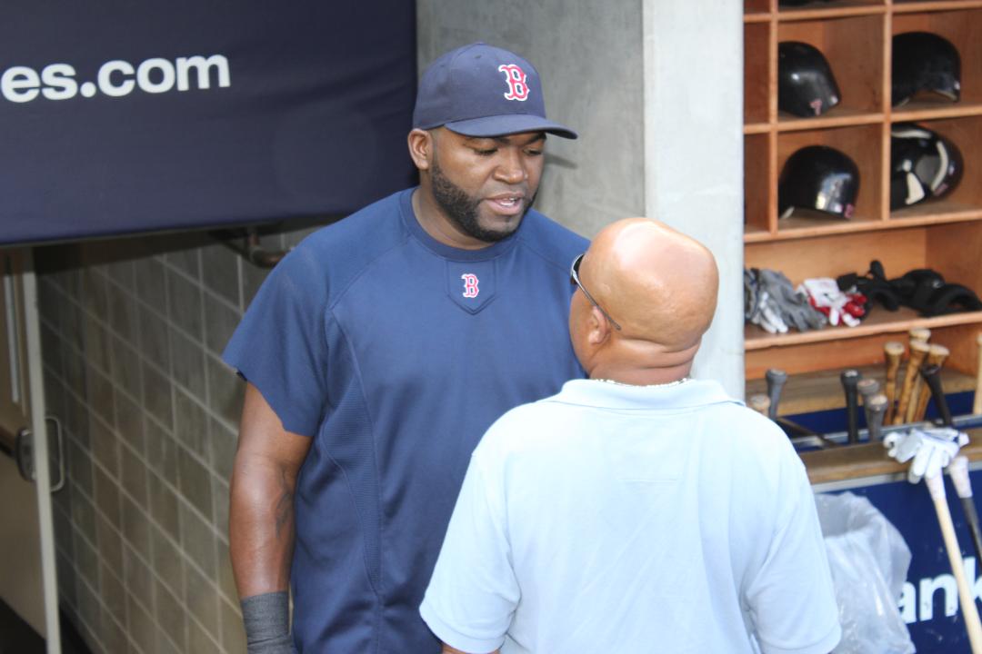 En la foto de archivo David Ortiz es observado hablando muy animadamente con la persona que tuvo que ver con su progreso y desarrollo a los 15 años de edad, Héctor Alvarez, (Machepa).