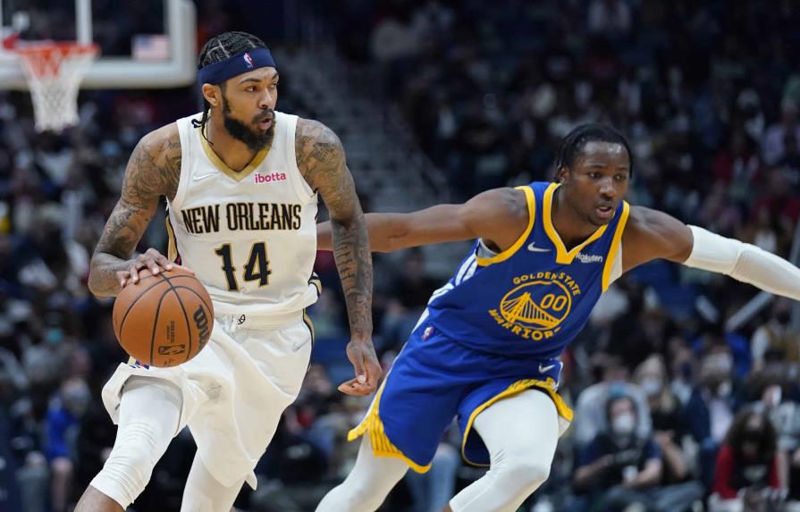 El alero de los Pelicans de Nueva Orleans Brandon Ingram avanza hacia la canasta mientras lo intenta defender el alero de los Warriors de Golden State Jonathan Kuminga en el encuentro del jueves 6 de enero del 2022. (AP/Gerald Herbert)