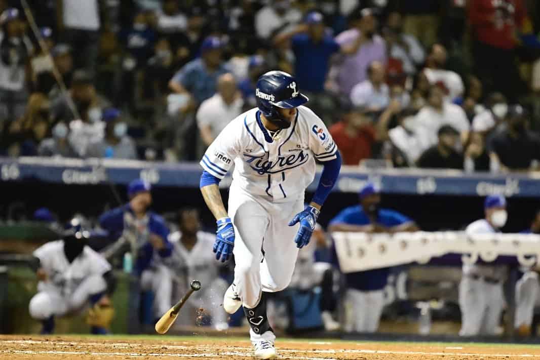 Sergio Alcántara remolcó las dos carreras del Licey en un juego en el que se fue de 4-3.