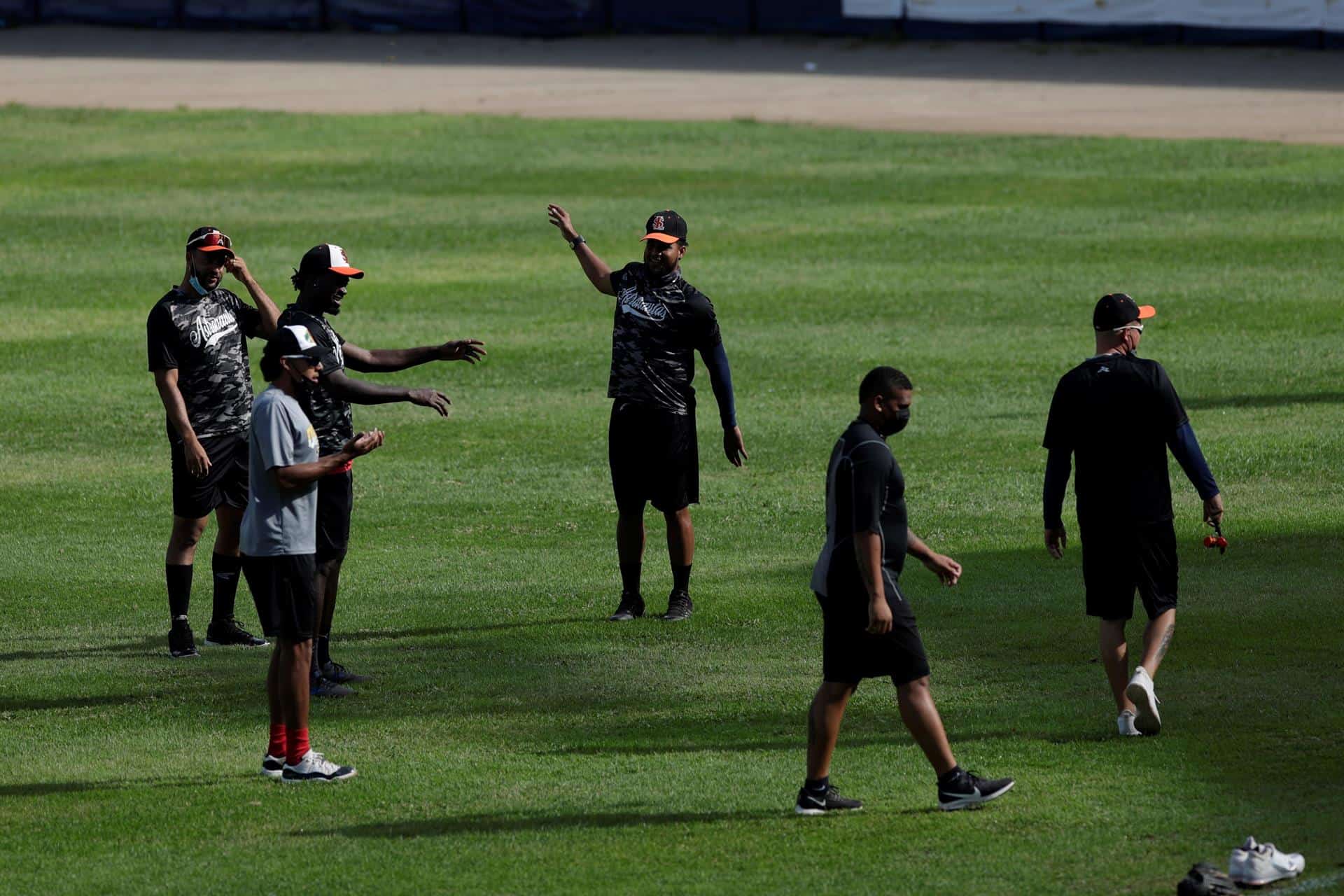Jugadores de béisbol de los Astronautas de Los Santos entrenan en el Estadio Nacional Rod Carew en Ciudad de Panamá (Panamá). (EFE/BIENVENIDO VELASCO)