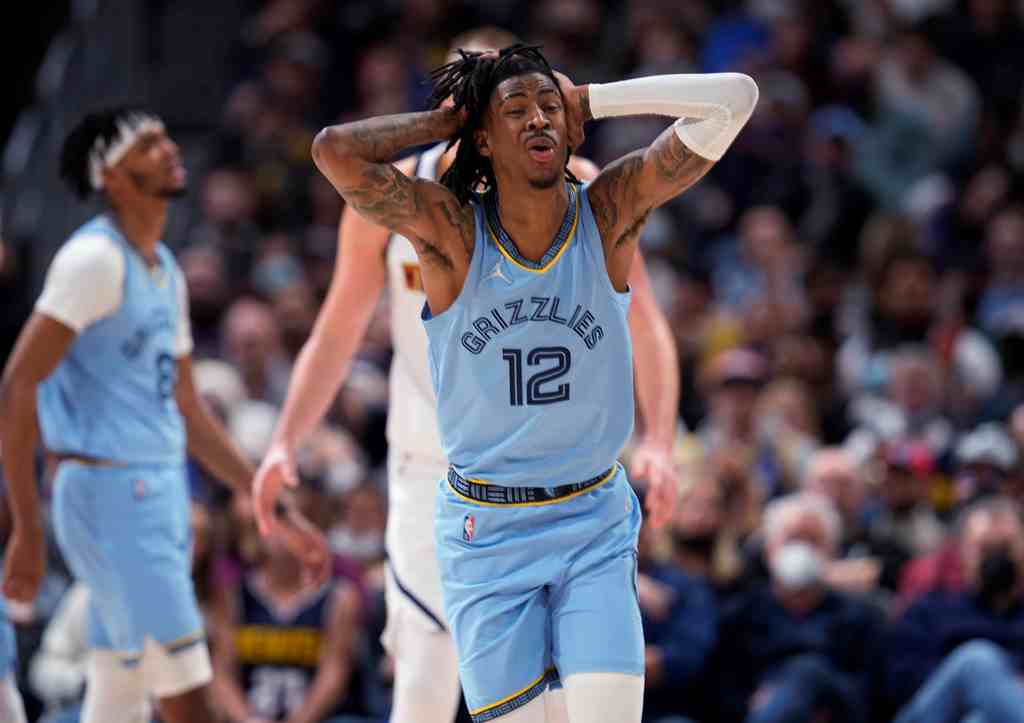 Ja Morant, de Grizzlies de Memphis, reacciona después de que le marcaran una falta sobre Nikola Jokic, de los Nuggets de Denver, durante el juego de la NBA, el viernes 21 de enero de 2022. (AP/DAVID ZALUBOWSKI).