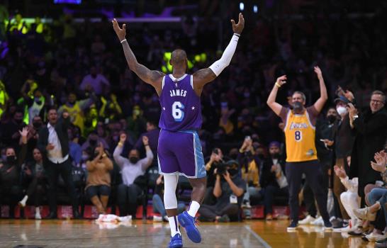 LeBron James (6), de los Lakers de Los Ángeles, anima a la grada durante la primera mitad del juego de la NBA que enfrentó a su equipo con los Trail Blazers de Portland, el 31 de diciembre de 2021, en Los Ángeles. (AP/John McCoy)