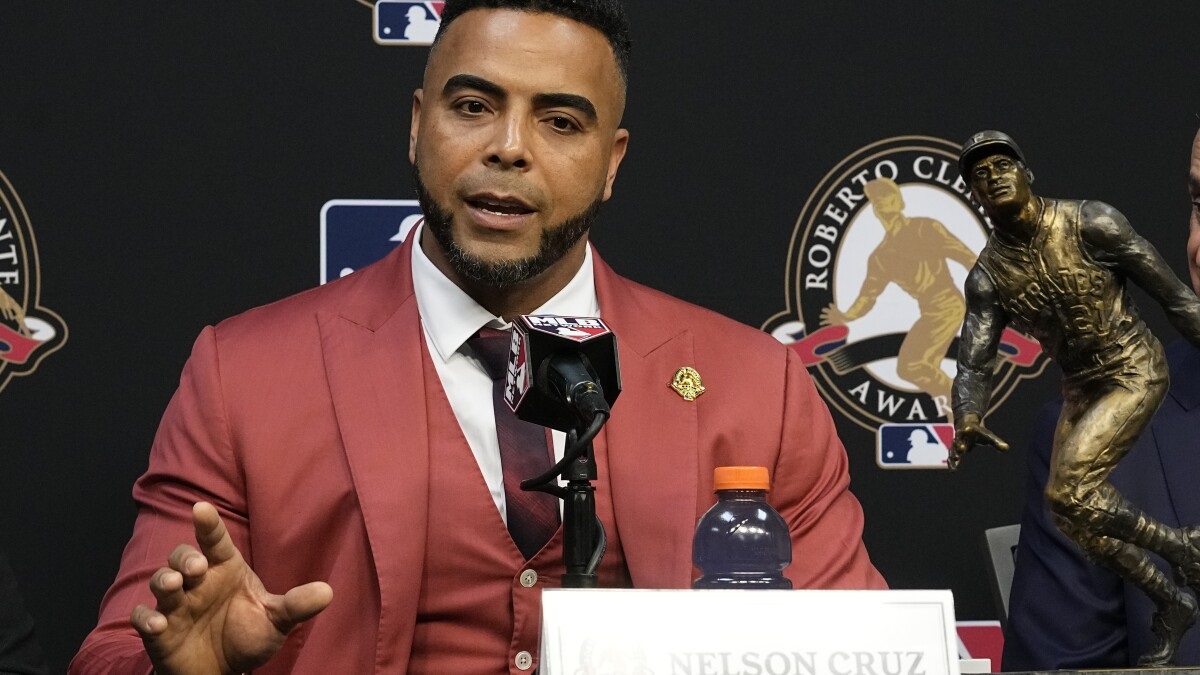 Nelson Cruz es uno de los peloteros que podrán portar esta insignia, al premio Roberto Clemente.