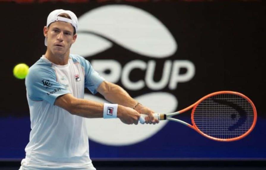 El tenista argentino Diego Schwartzman devuelve la pelota al polaco Hubert Hurkacz en su partido de la Copa de la ATP, en Sydney, el 5 de enero de 2022. (AP/Steve Christo)