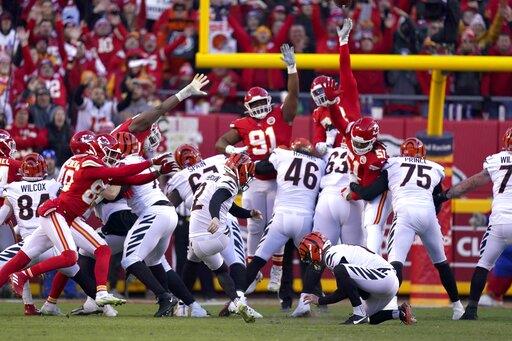 Evan McPherson (2) anota gol de campo de 31 yardas frente a los Chiefs de Kansas City durante la segunda mitad del Juego de Campeonato de la AFC, el domingo 30 de enero de 2022, en Kansas City, Mo. (AP Foto/Charlie Riedel)