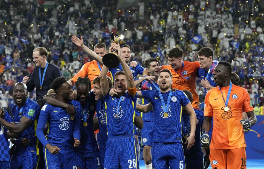 Jugadores del Chelsea celebran el campeonato del Mundial de Clubes al vencer al Pameiras el sábado 12 de febrero del 2022 en el estadio Mohammed Bin Zayed en Abu Dhabi, Emiratos Árabes Unidos. (AP/HASSAN AMMAR)