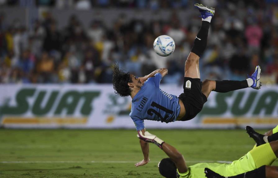 Edinson Cavani, de la selección de Uruguay, anota de chilena ante Venezuela, el martes 1 de febrero de 2022, en un encuentro de la eliminatoria a la Copa del Mundo. (PABLO PORCIUNCULA, POOL VIA AP)
