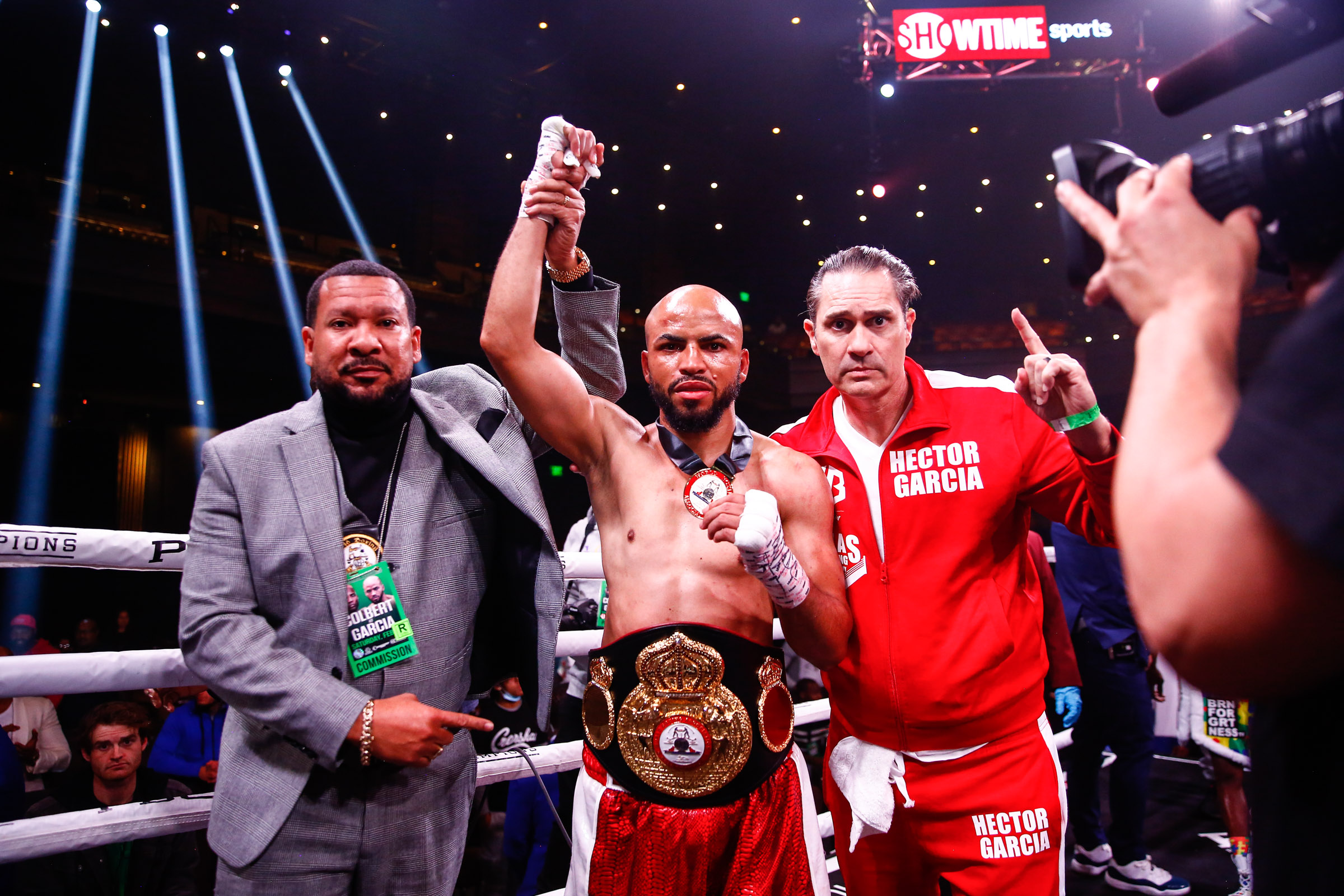 El dominicano Héctor García, venció aplastante a Chris Colbert . (Fotos Cortesía de Stephanie Trapp/SHOWTIME y Ryan Hafey/Premier Boxing Champions.)