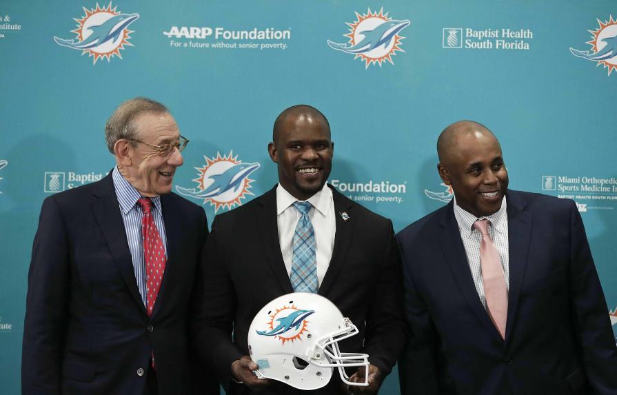 El dueño de los Dolphins, Stephen Ross, izquierda, el entrenador en jefe de Miami, Brian Flores, centro, y el gerente general Chris Grier. Flores fue despedido al final de la temporada 2021 y ahora está demandando al NFL y a tres equipos por presuntas prácticas racistas. (AP/BRYNN ANDERSON, ARCHIVO)