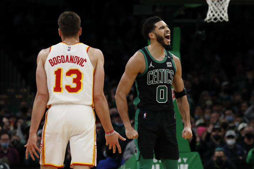 Jayson Tatum, de los Celtics, reacciona luego de conseguir un canasto de tres puntos en el partido del domingo ante los Hawks de Atlanta. De espaldas, Bogdan Bogdanovic. (Winslow Townson)