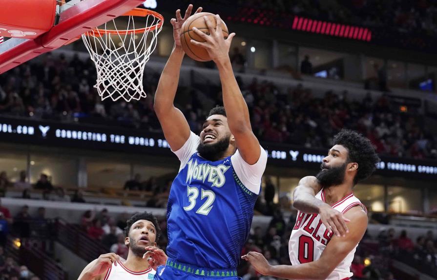 El dominicano Karl-Anthony Towns tuvo una buena labor ofensiva el 11 de febrero del 2022, pero su equipo, los Timberwolves, perdieron de los Bulls en la jornada de la NBA que los enfrentó. (AP/NAM Y. HUH)