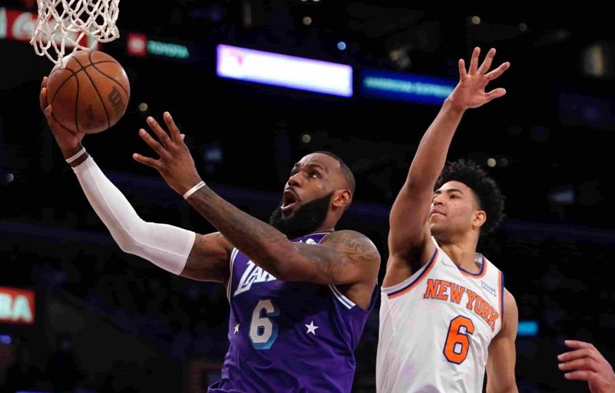LeBron James, de los Lakers de Los Ángeles, dispara frente a Quentin Grimes, de los Knicks de Nueva York, el sábado 5 de febrero de 2022. (AP/MARK J. TERRILL)
