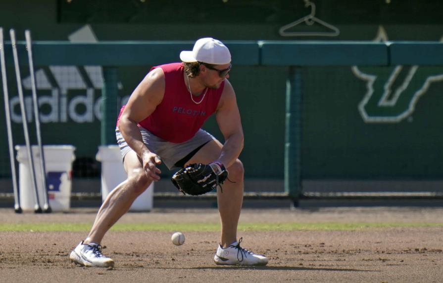 El infielder de los Yanquis de Nueva York Luke Voit en el campo durante un entrenamiento inforal en la Universidad del Sur de Florida el jueves 24 de febrero del 2022. (AP/CHRIS O'MEARA)