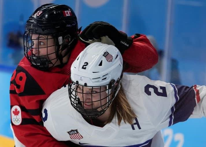 La canadiense Marie-Philip Poulin choca con la estadounidense Lee Stecklein en su partido por la medalla de oro en los Juegos Olímpicos de Invierno de Beijing de 20220, el jueves 17 de febrero de 2022, en Beijing. (AP/PETR DAVID JOSEK)