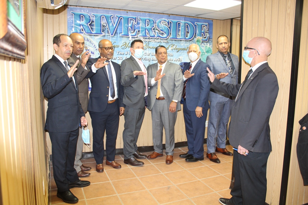 Persio Fernández, (37), presidente de Riverside Plus, con sede en El Bronx, deseo éxitos a los nuevos directivos de Riverside Car & Limo Service, tras juramentarlos.