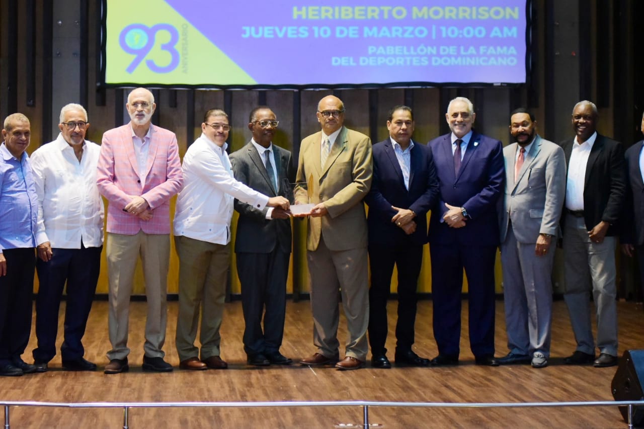 El presidente de la ACD, periodista Jorge Torres y el ministro de deportes Francisco Camacho, entregan el premio Abelardo Raidi a Heriberto Morrison.