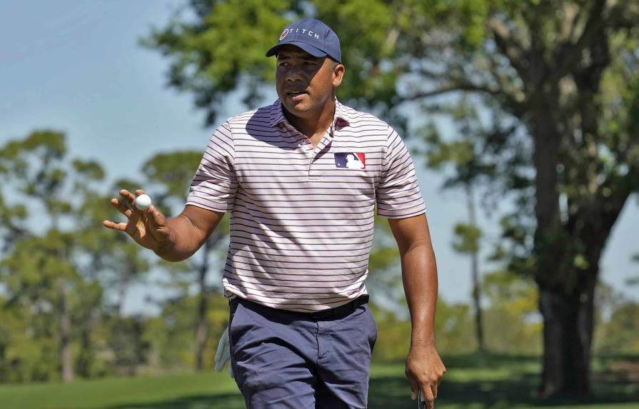 El venezolano Jhonattan Vegas festeja luego de lograr un putt en el hoyo 7 del torneo Valspar Championship, el jueves 17 de marzo de 2022, en Palm Harbor, Florida. (AP/CHRIS O'MEARA)