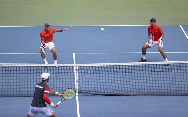 Los tenistas vietnamitas Quoc-Khanh Le (i) y Hoang Nam Ly (d) enfrentan a los dominicanos Peter Bertran y Nick Hardt (i) enfrentan a los vietnamitas Quoc-Khanh Le y Hoang Nam Ly (fuera de cuadro), durante el partido de dobles en la primera ronda del Grupo Mundial II de la Copa Davis, en Santo Domingo (EFE)