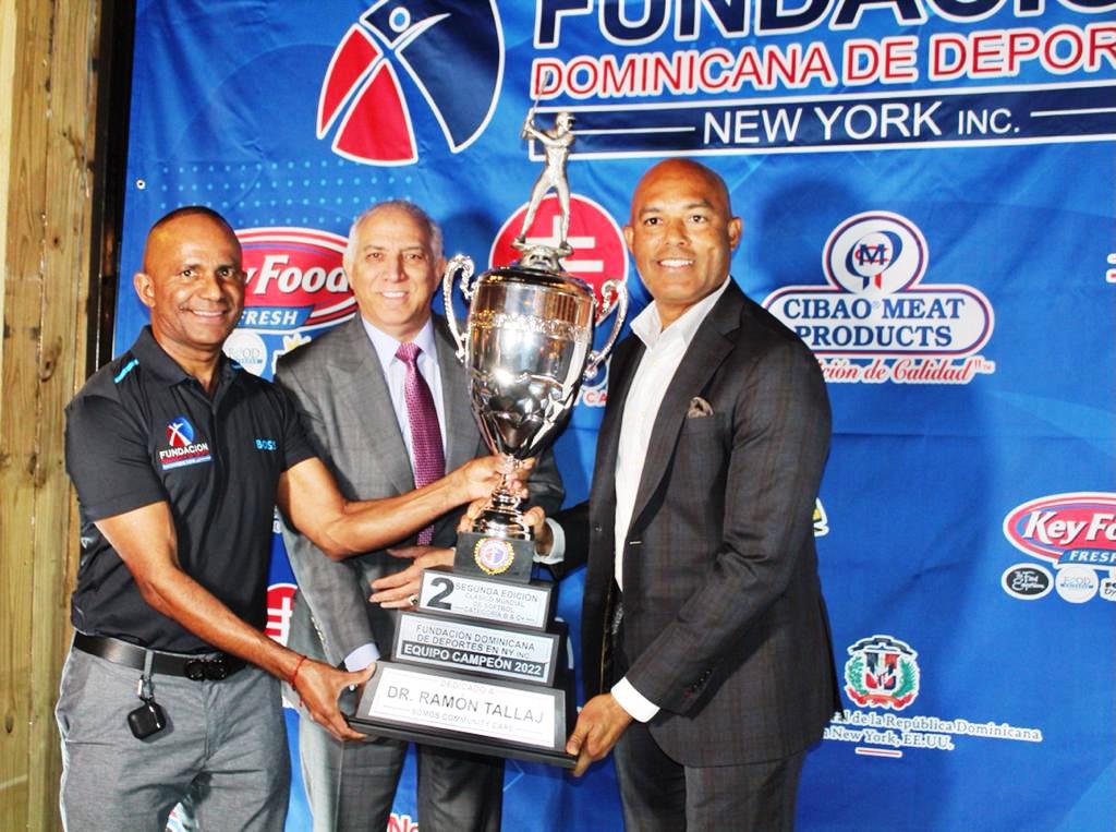 Mariano Rivera, el doctor Ramón Tallaj y Daniel –El Quemaito- Reyes, presentan el gigante trofeo correspondiente al campeón del II Clásico Mundial de Softbol y Béisbol.