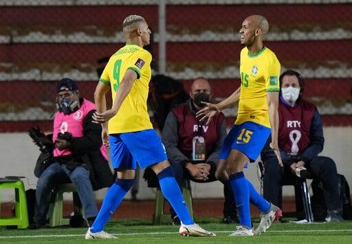 Richarlison (izquierda) celebra con Fabinho tras anotar el segundo gol de Brasil ante Bolivia en las eliminatorias del Mundial, el 29 de marzo de 2022, en La Paz. (AP Foto/Juan Karita) (THE ASSOCIATED PRESS)