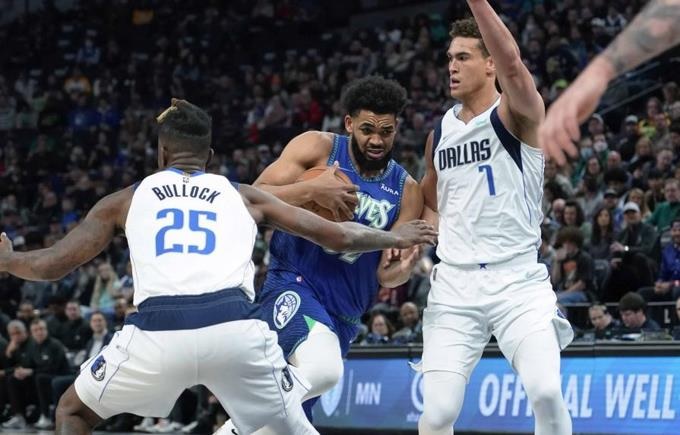 Karl-Anthoy Towns hace gestión ofensiva en medio del tráfico en el choque contra Dallas.