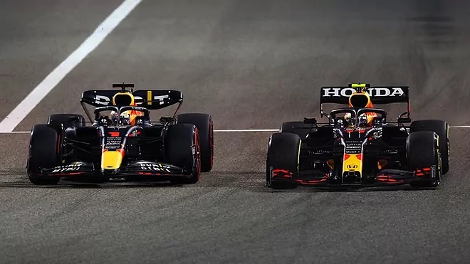 Verstappen y Checo Pérez, en el circuito de Sakhir.RED BULL