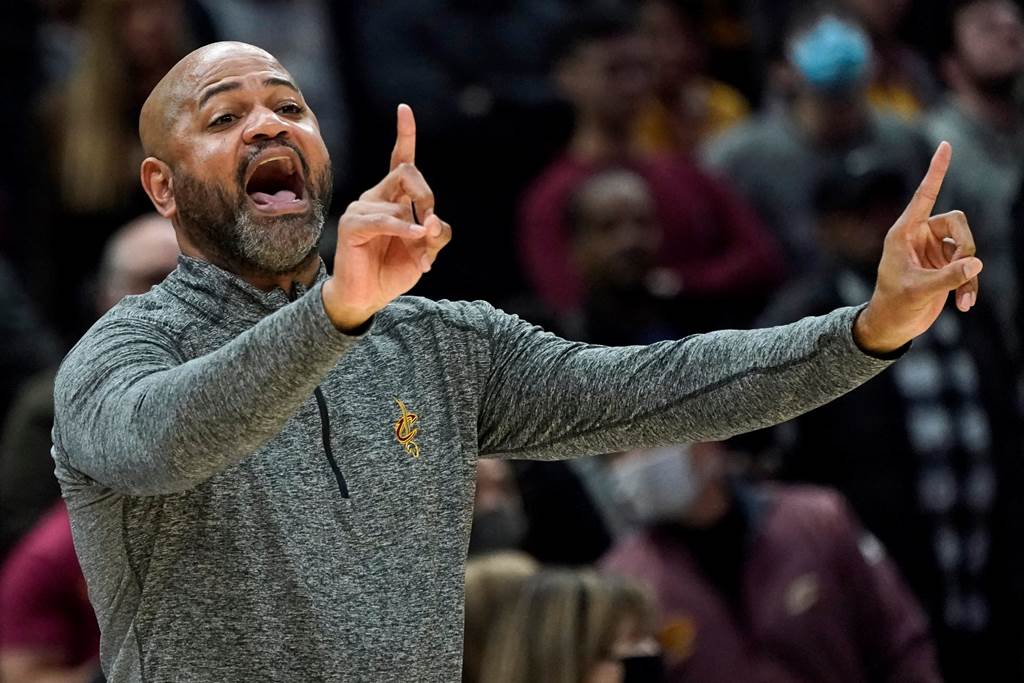 El coach J.B. Bickerstaff, de los Cavaliers de Cleveland, grita a los árbitros tras ser expulsado en la segunda mitad del partido de NBA ante los Hornets de Charlotte, el miércoles 2 de marzo de 2022, en Cleveland. Los Hornets ganaron 119-98. (AP Foto/Ron Schwane) (THE ASSOCIATED PRESS)